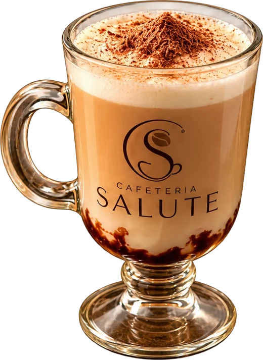Cappuccino em taça de vidro com o logo da Cafeteria Salute, espuma alta e cacau polvilhado